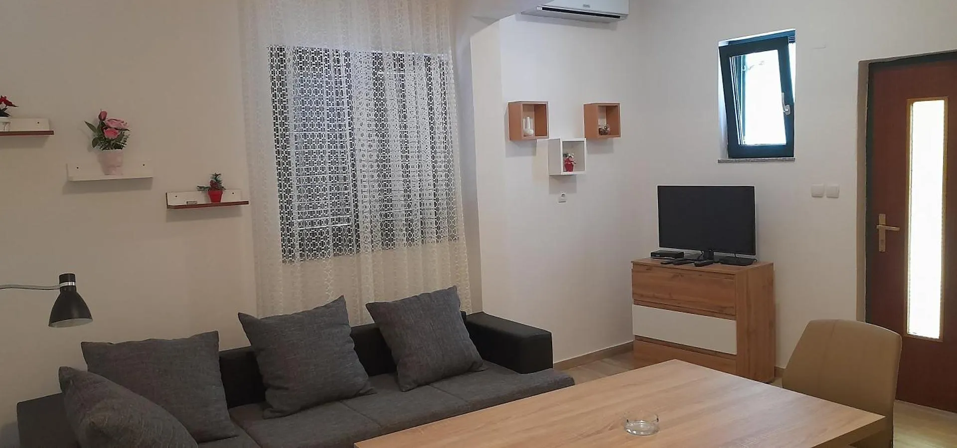 Apartmani Ivan & Mirjana 2 Lopar 0*,  Croatia